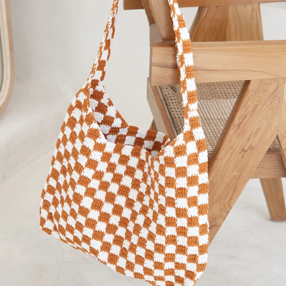 Checkered crochet shoulder bag